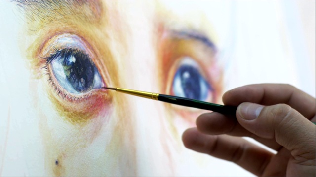 画家用水彩在白纸上画女孩子的肖像。视频下载