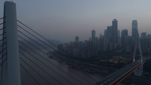 R/T WS向下移动的桥梁结构与城市景观背景/重庆，中国视频下载