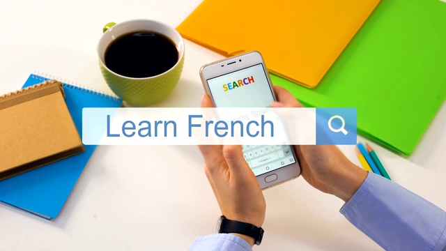 在智能手机搜索栏上打字学习法语短语，在线教育视频素材