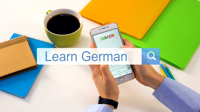 发短信的人在智能手机搜索栏上学习德语短语，在线教育视频素材