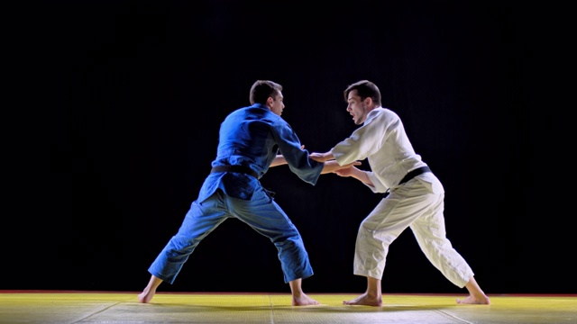 两名男子柔道选手在榻榻米上格斗视频素材