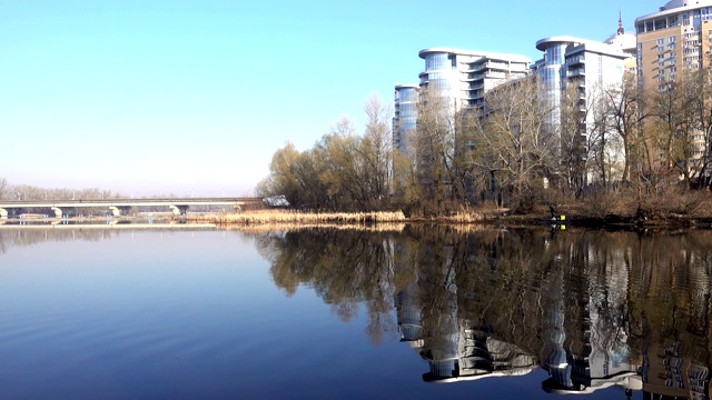 第聂伯河附近的一座高层住宅建筑的4k视野视频素材