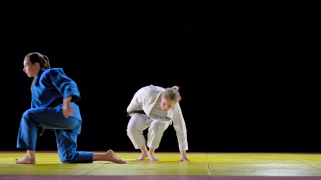 两个女柔道运动员开始了打斗视频素材