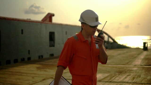 近海船只甲板上的甲板官员装有甚高频对讲机视频素材