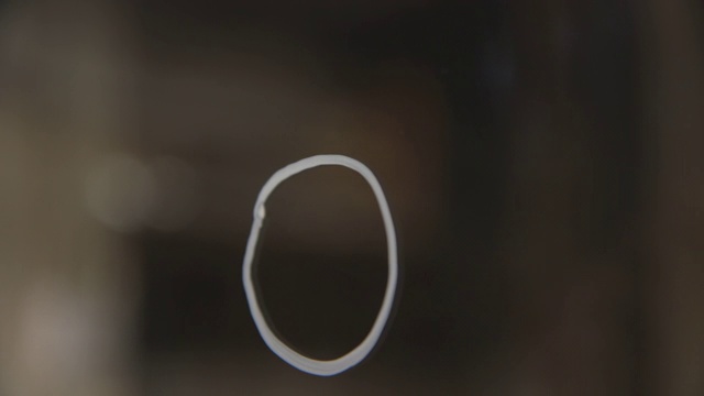 “O”是用白色钢笔在透明丙烯上画的视频下载