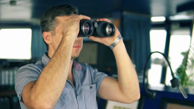 军官通过双筒望远镜进行航行观察视频素材