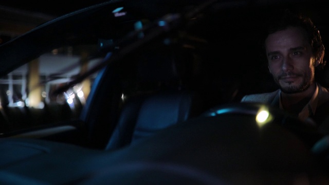 一个男人在一个雨夜开车视频素材