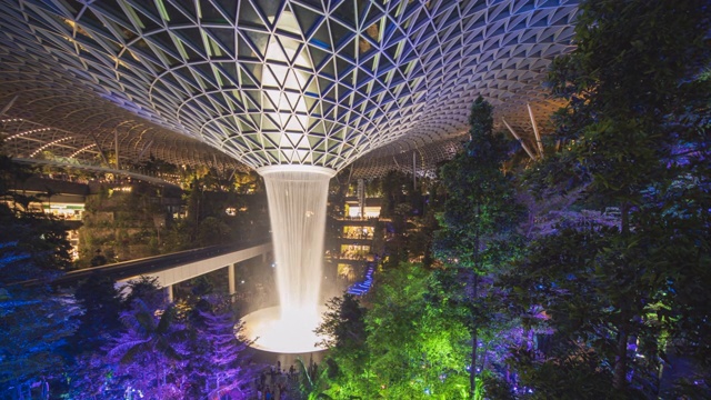 4K平移延时广角视角:新加坡樟宜机场明珠大瀑布夜间灯光秀从头到尾视频下载
