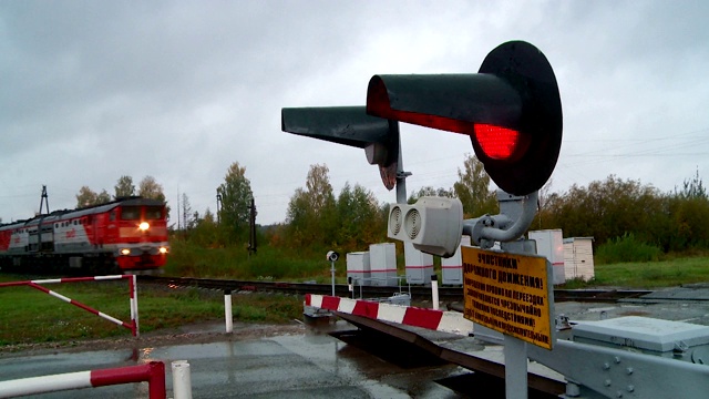 在铁路十字路口的红灯上有“停止”标志视频下载