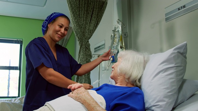 护士与活跃的老年病人互动4k视频下载