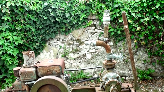 一种小的过时的、不工作的、坏了的农用拖拉机的老生锈的车架。视频素材