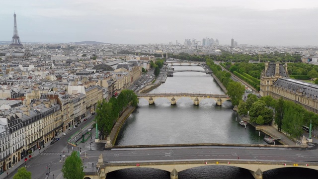 鸟瞰图巴黎，塞纳河和埃菲尔铁塔视频素材
