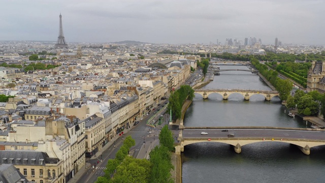 鸟瞰图巴黎，塞纳河和埃菲尔铁塔视频素材