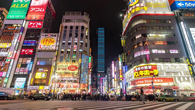 时光流逝:东京新宿歌舞伎町挤满了行人和游客视频购买