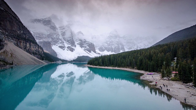 加拿大落基山脉班夫国家公园的冰碛湖，时间流逝缩小运动视频素材