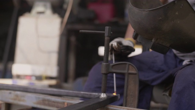 高级工人正在焊接金属。视频素材
