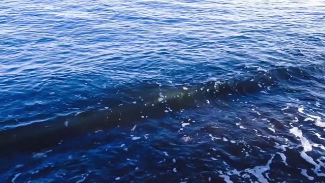 蓝色场景，宁静的海滩，清晨的海浪和泡沫，在Umeanyar村视频下载