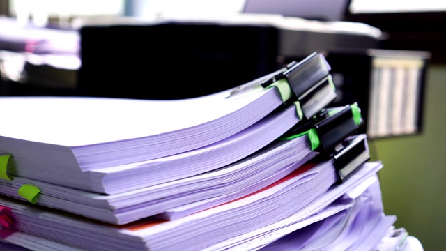 成堆成堆的未完成的文件文件档案在会计业务报告与黑色夹纸角在繁忙的办公室，财务文件夹的文书工作在业务工作场所的概念视频下载