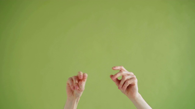 特写的手，噼啪的手指，然后在绿色背景的节奏移动视频素材