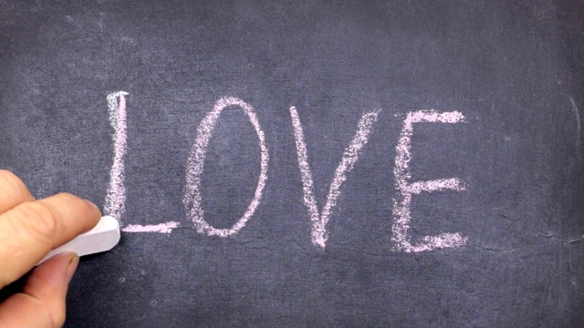 爱字，用粉笔写在黑板上。视频素材