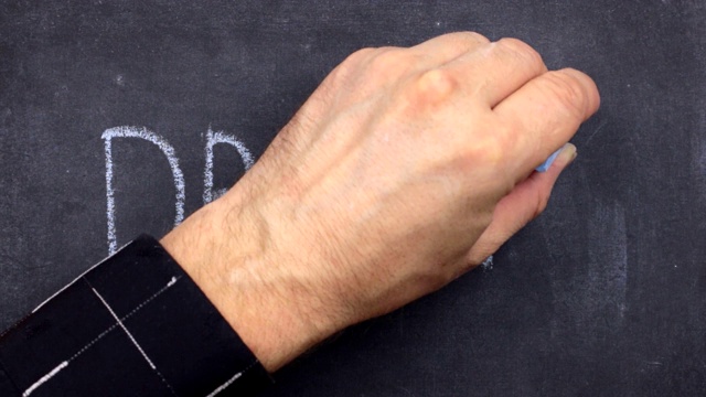 单词梦想，用粉笔写在黑板上。视频素材