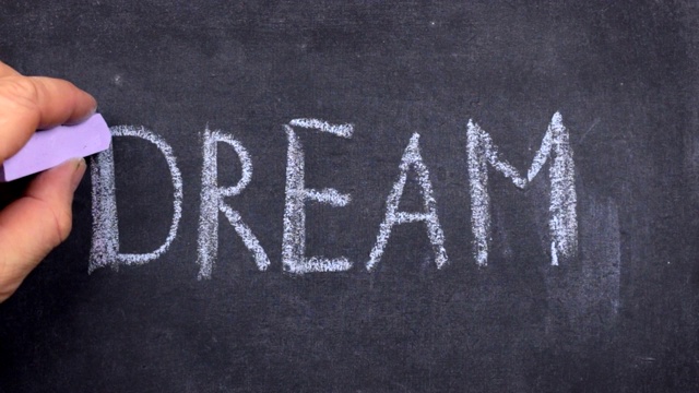单词梦想，用粉笔写在黑板上。视频下载