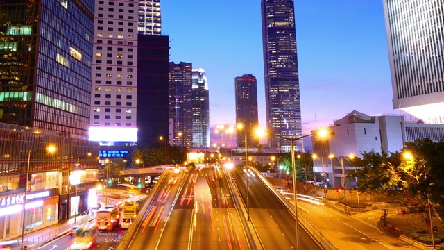 时间从白天到夜晚，在香港城市天际线的道路上轻交通视频素材