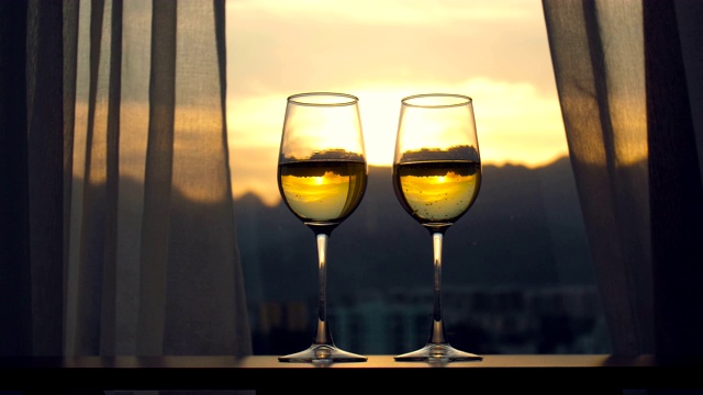 日落时餐桌上的白葡萄酒视频下载