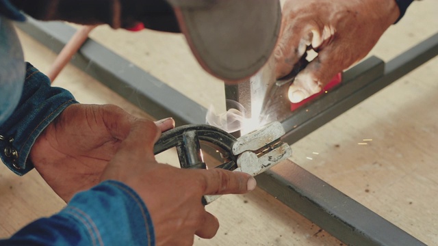 工人焊接金属视频下载