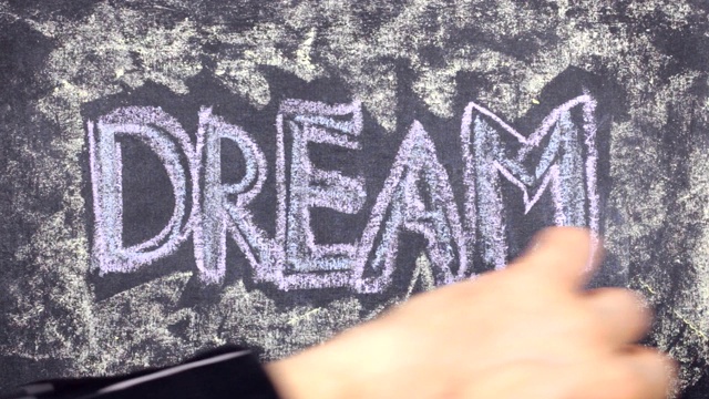 单词梦想，用粉笔写在黑板上。视频素材