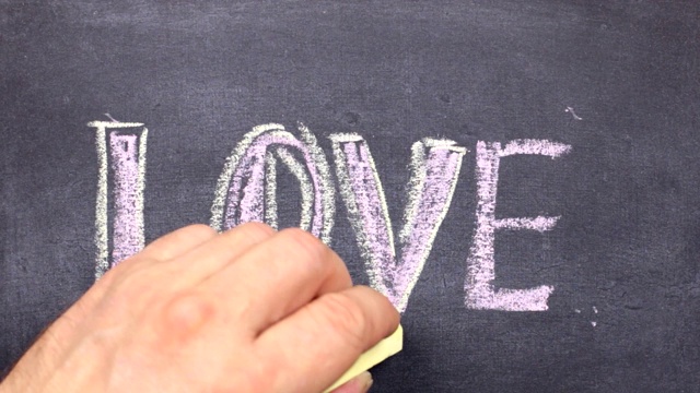爱字，用粉笔写在黑板上。视频素材