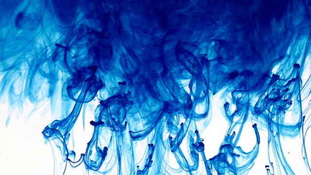 许多颜料在水中流淌，蓝色的墨水。视频素材