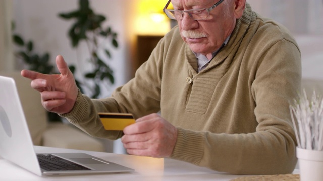 退休男子学习网上购物视频素材