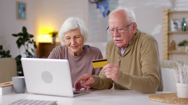 老年人学习在线支付视频素材