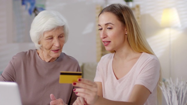 退休妇女学习网上购物视频素材