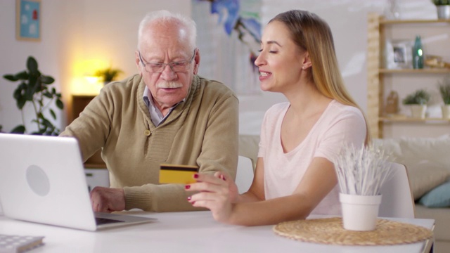 老人和女儿在网上购物视频素材
