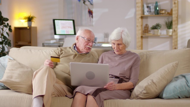 退休夫妇在网上购物视频素材