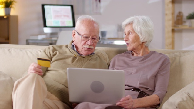 老夫妇一起在网上购物视频素材