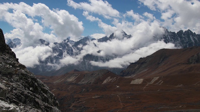 风景优美的喜马拉雅山在莲若拉山口珠峰大本营徒步尼泊尔视频素材