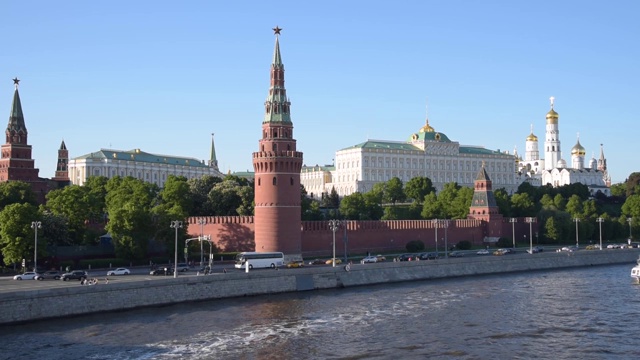 在一个阳光明媚的日子里，莫斯科河和克里姆林宫的景色视频素材