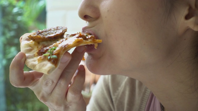 女人吃披萨，吃快餐视频素材