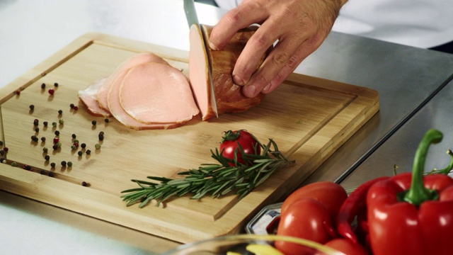 厨师用刀手切肉。厨师用慢动作哼着切菜的声音。视频下载