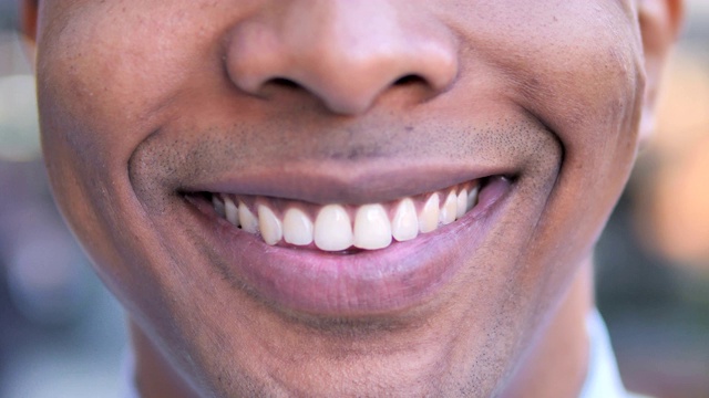 微笑的年轻非洲人嘴唇的特写视频下载