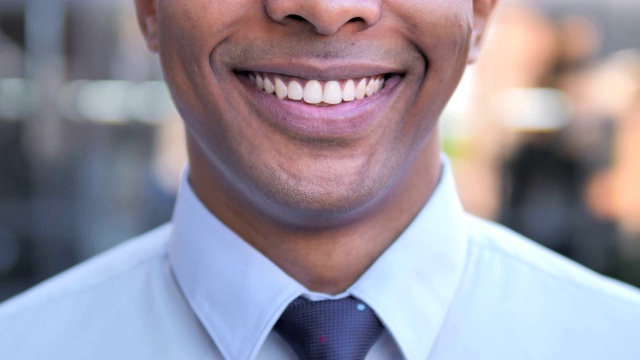 微笑的男人嘴唇和牙齿的特写视频素材