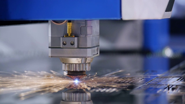 激光焊接机器人自动化操作特写视频素材