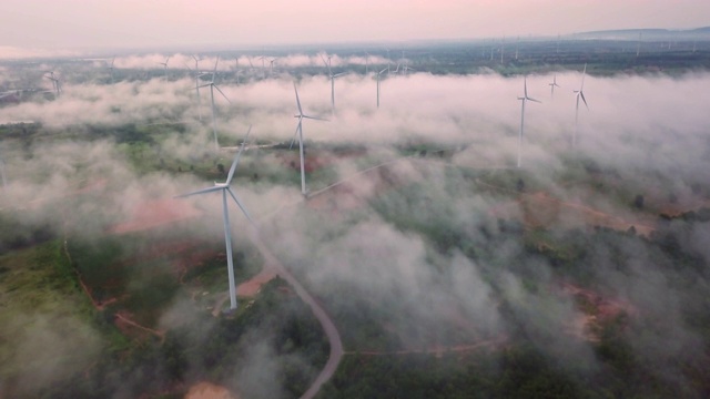 4K分辨率鸟瞰图的风力涡轮机场的雾和雾景观，Eolic公园，风力发电和替代能源的概念视频素材