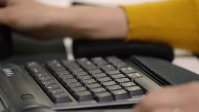 一个已婚白人女人的手在电脑键盘上打字的特写视频素材