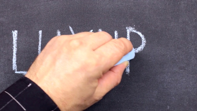 奢侈字，用粉笔手写在黑板上。视频素材