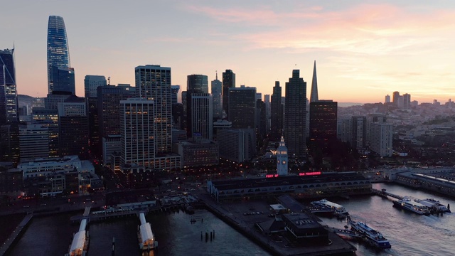 日落时分，无人机飞过旧金山城市的天际线和渡轮大厦视频素材