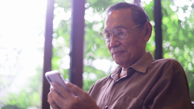 老人用智能手机社交媒体视频素材